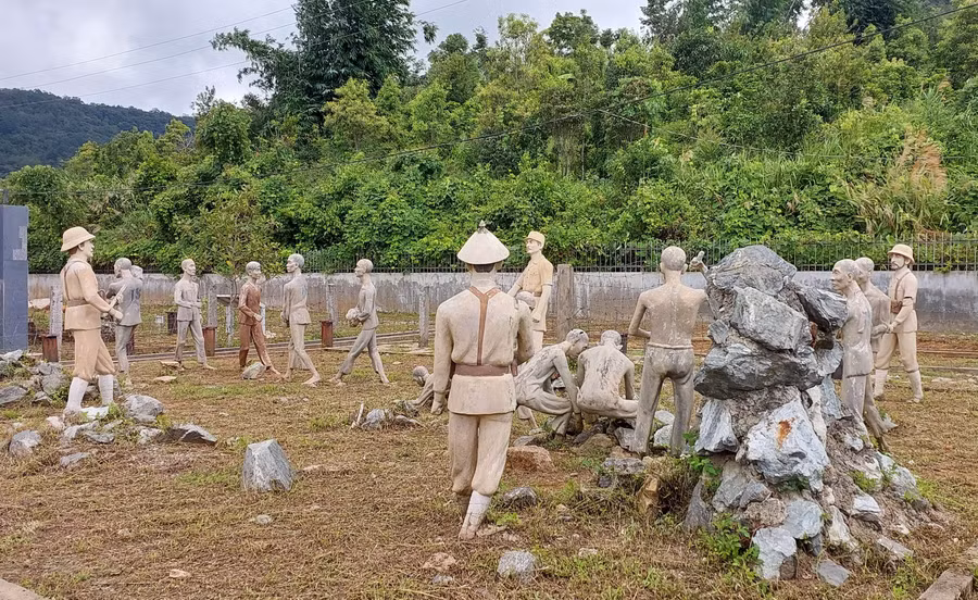 Nhóm tượng thể hiện cảnh lao động khổ sai của tù chính trị. Ảnh: HL