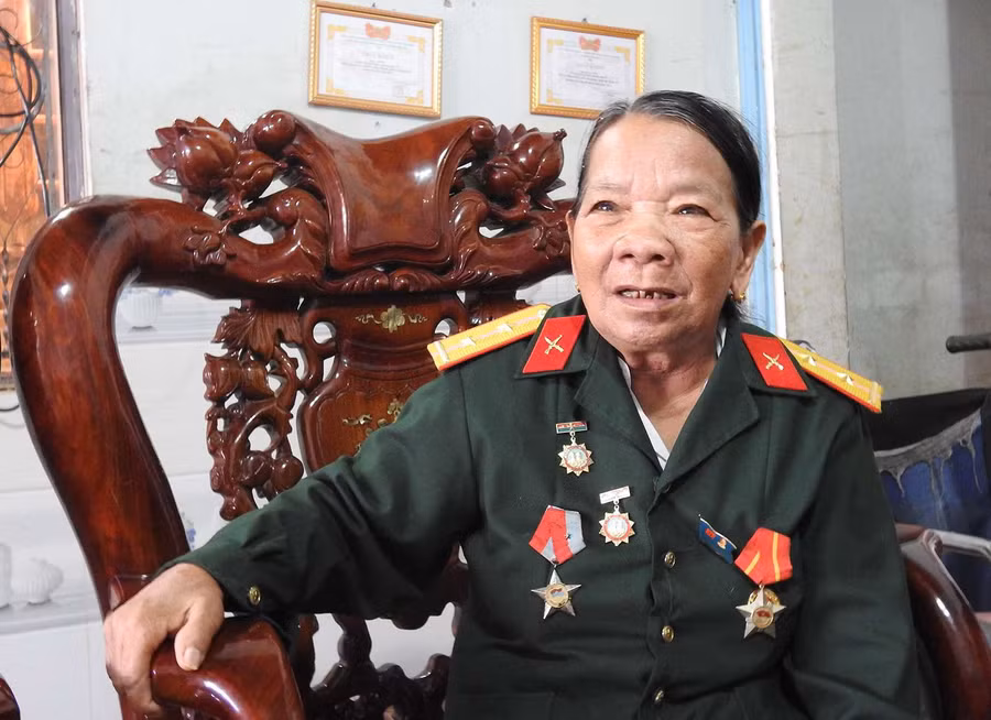 Nữ anh hùng Y Buông kể lại những năm tháng chiến đấu gian khổ mà hào hùng. Ảnh: K.Đ