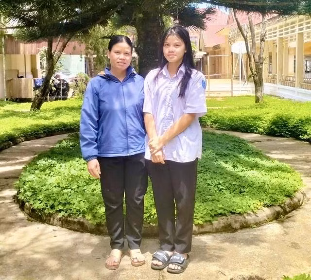 Mẹ con chị Y Vê cùng thi tại một điểm thi. Ảnh THIÊN ÂN Mẹ con chị Y Vê cùng thi tại một điểm thi. Ảnh THIÊN ÂN