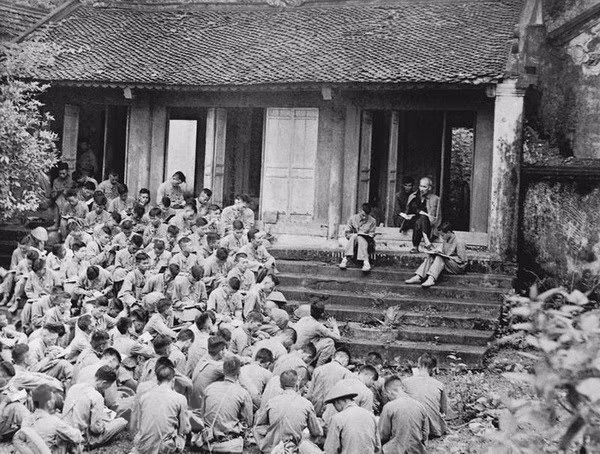 Ngày 19/9/1954, tại Đền Giếng trong khu di tích Đền Hùng, Bác Hồ đã căn dặn cán bộ, chiến sỹ Đại đoàn Quân Tiên Phong về tiếp quản Thủ đô: “Ngày xưa, các vua Hùng đã có công dựng nước, ngày nay Bác cháu ta phải cùng nhau giữ lấy nước”. (Ảnh: Đinh Đăng Định/TTXVN)