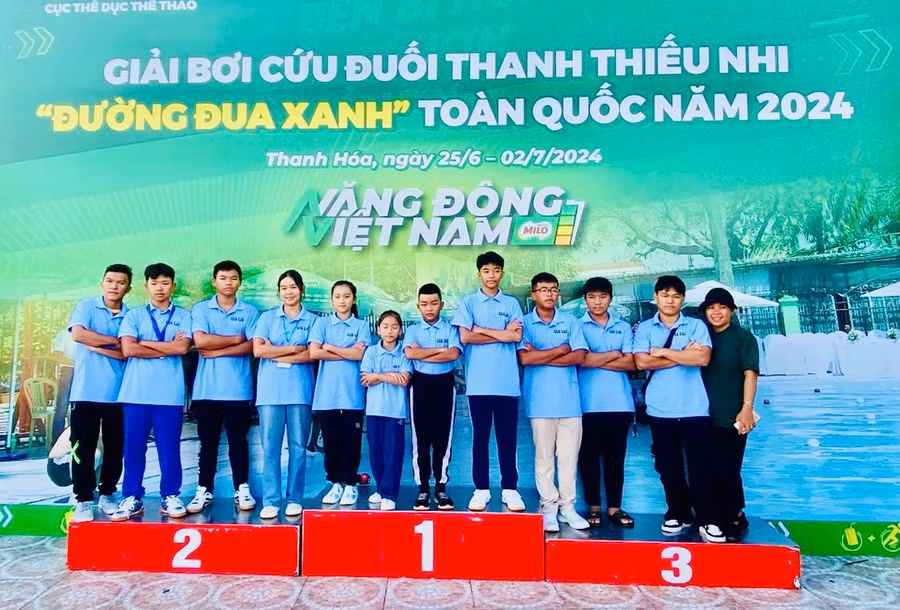 Chị Nhàn (bìa phải) là HLV của đoàn Gia Lai tại Giải bơi cứu đuối thanh thiếu nhi 2024. Ảnh: Công Phương