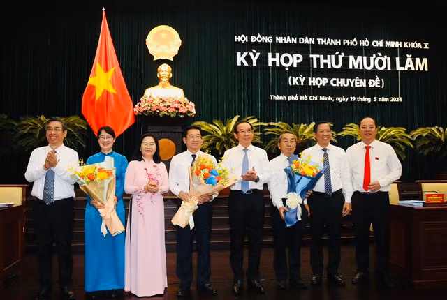 Lãnh đạo Thành ủy - HĐND - UBND TP HCM chúc mừng các nhân sự mới