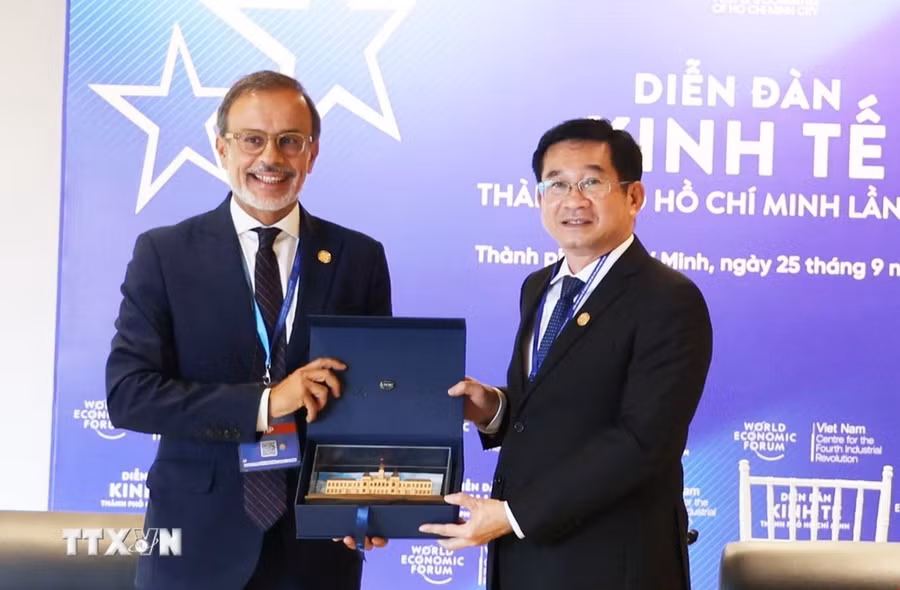 Ông Dương Ngọc Hải (phải), Phó Chủ tịch UBND Thành phố Hồ Chí Minh tặng quà lưu niệm cho ông Ricardo Valente, Phó Thị trưởng thành phố Porto. (Ảnh: Hứa Chung /TTXVN)