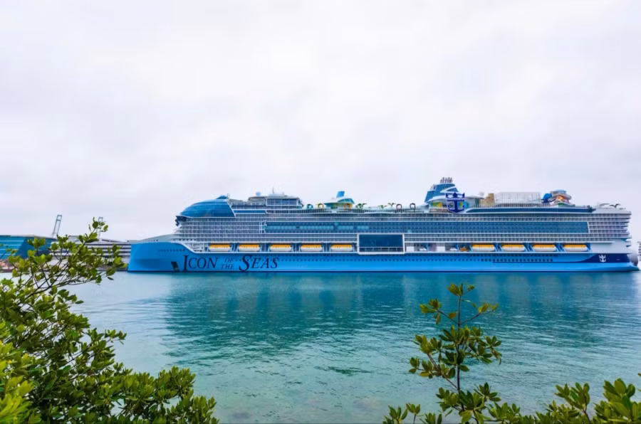 "Thành phố nổi" đang neo đậu trên biển Miami, Mỹ, có 20 tầng với 2.805 phòng. Icon of the Seas thực hiện các chuyến du ngoạn 7 đêm khắp vùng Đông và Tây Caribbean. Ảnh: Saul Martinez - The Washington Post
