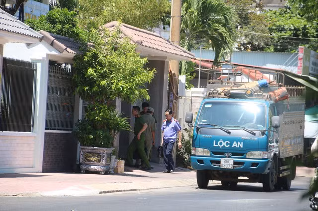Cơ quan CSĐT Bộ Công an (C01) và Viện KSND cùng cấp có mặt trước nhà ông Lê Tiến Phương. Ảnh: Hợp Phố