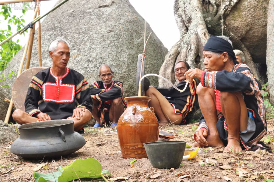 Vua Lửa vẫn đang hiện hữu trong đời sống của những người Jrai qua những vị phụ tá của họ.