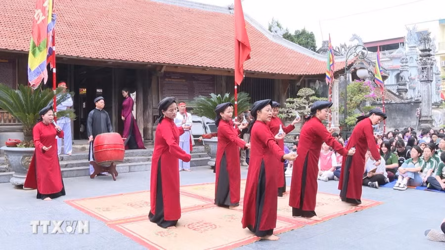 Các nghệ nhân làng Xoan gốc biểu diễn Hát Xoan tại Đình Hùng Lô, xã Hùng Lô, thành phố Việt Trì, thu hút đông đảo người dân và du khách tham gia. (Ảnh TTXVN phát)