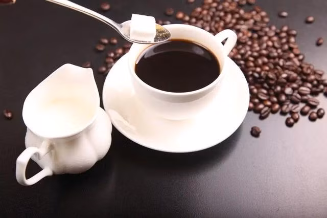 Tránh thêm nhiều đường hoặc sữa nguyên béo vào cà phê. Ảnh PEXELS Tránh thêm nhiều đường hoặc sữa nguyên béo vào cà phê. Ảnh PEXELS