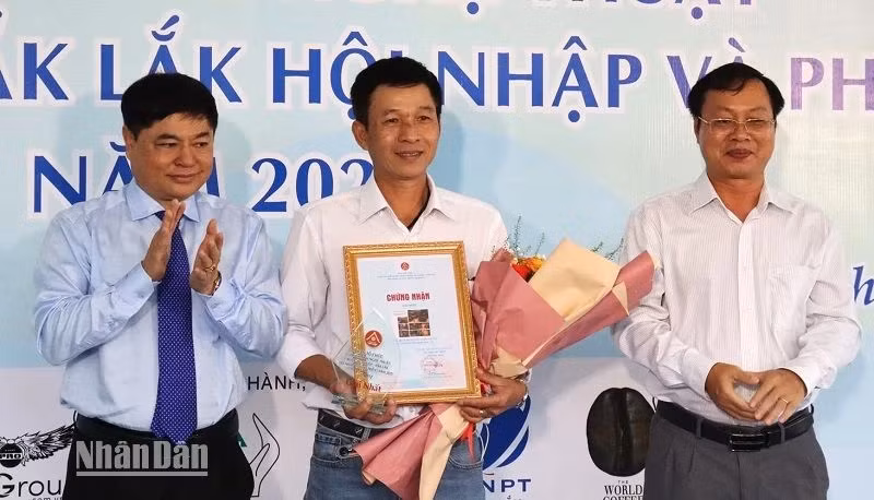 Phó Bí thư Thường trực Tỉnh ủy Đắk Lắk Phạm Minh Tấn và Phó Trưởng Ban Thường trực Ban Tuyên giáo Tỉnh ủy Đắk Lắk Huỳnh Chiến Thắng trao giải nhất Cuộc thi ảnh nghệ thuật “Buôn Ma Thuột-Đắk Lắk hội nhập và phát triển”, cho tác giả đoạt giải. Phó Bí thư Thường trực Tỉnh ủy Đắk Lắk Phạm Minh Tấn và Phó Trưởng Ban Thường trực Ban Tuyên giáo Tỉnh ủy Đắk Lắk Huỳnh Chiến Thắng trao giải nhất Cuộc thi ảnh nghệ thuật “Buôn Ma Thuột-Đắk Lắk hội nhập và phát triển”, cho tác giả đoạt giải.