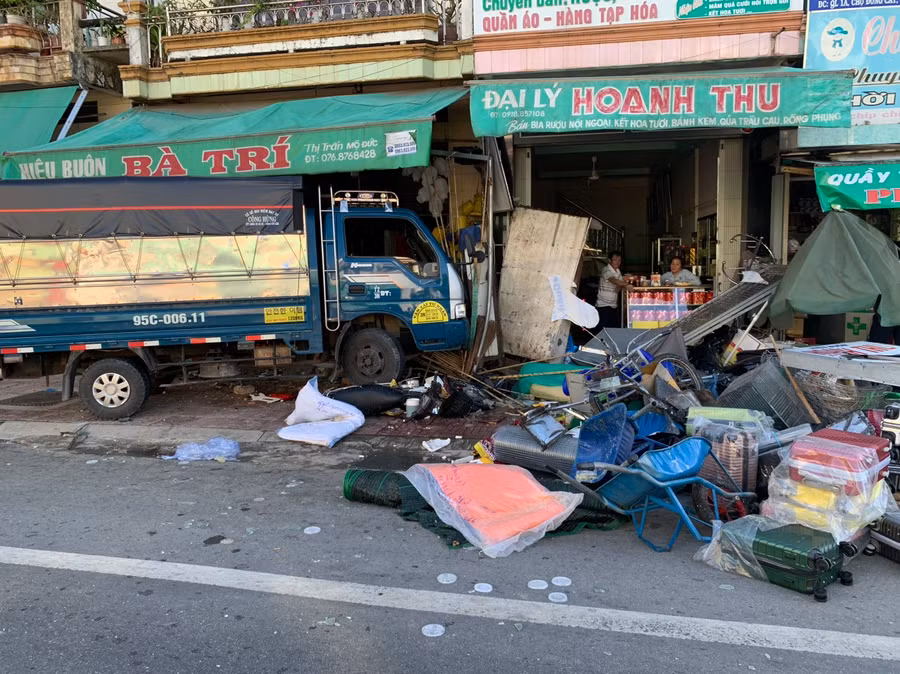Ôtô tải đâm thẳng vào nhà khiến nhiều đồ đạc của người dân bị hư hỏng. Ảnh: Ngọc Viên