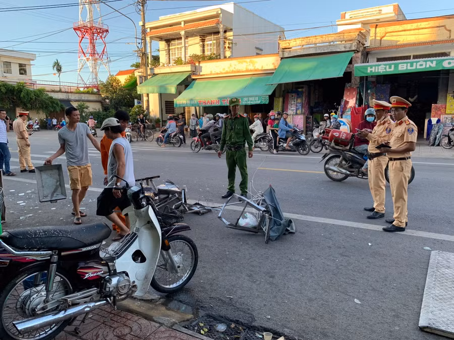 Lực lượng chức năng có mặt tại hiện trường điều tra nguyên nhân vụ tai nạn. Ảnh: Ngọc Viên