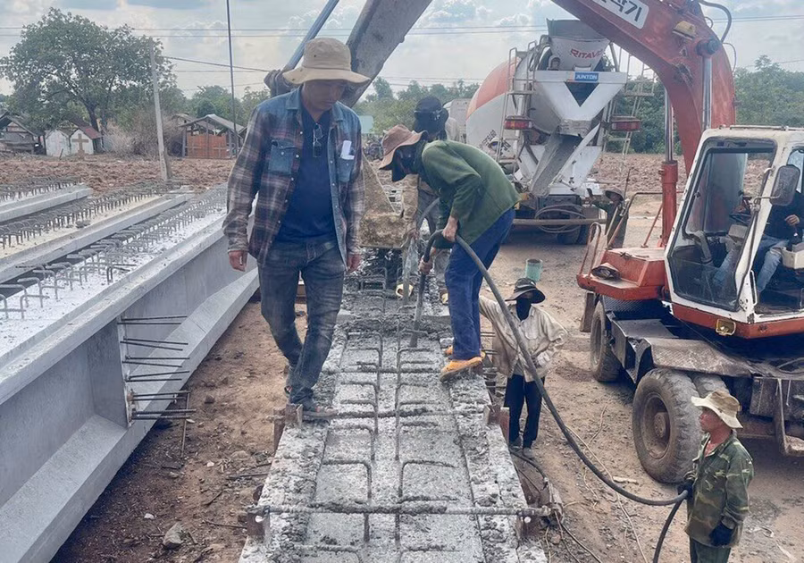 Dự án sắp xếp, bố trí ổn định dân cư làng Phung, thôn Piơr 1 (xã Piơr) triển khai làm 2 tuyến đường chính và 25 tuyến đường dân sinh dài gần 7,4 km. Ảnh: Lê Nam