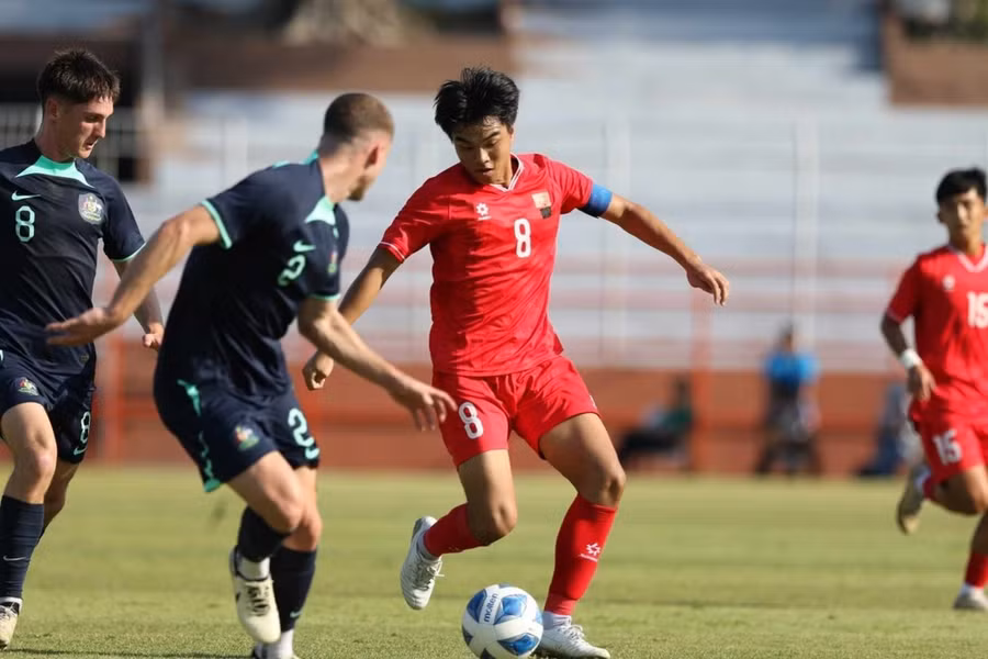 U19 Việt Nam (áo đỏ) khó có cơ hội đi tiếp tại giải U19 Đông Nam Á 2024. U19 Việt Nam (áo đỏ) khó có cơ hội đi tiếp tại giải U19 Đông Nam Á 2024.