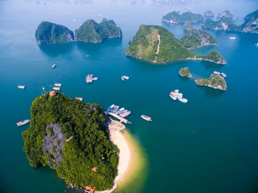 Ti Tốp nằm cách khu du lịch Bãi Cháy khoảng 7 - 8 km về hướng đông nam, tựa lưng vào vịnh Cửa Lục, phía trước là đảo Bồ Hòn, hang Sửng Sốt, bên phải là hòn Dầm Nam. Ảnh: ST