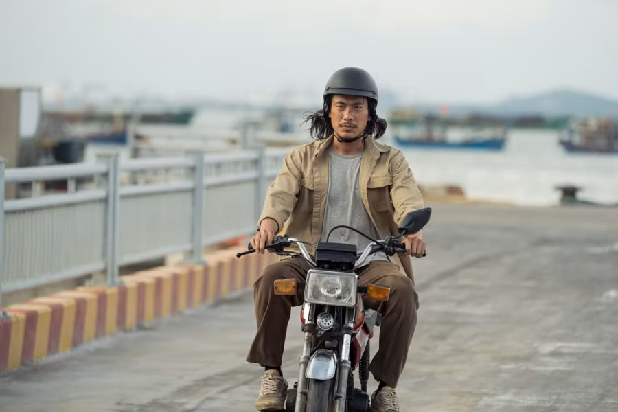 Hình ảnh trong phim Bên trong vỏ kén vàng và Kẻ ẩn danh.