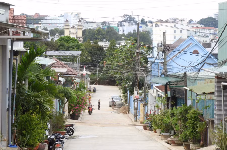 Nhờ sự chung sức của người dân, hẻm 162/84 Trường Chinh (TP. Pleiku) trở nên khang trang, sạch đẹp. Ảnh: T.N
