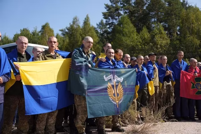 Một số binh lính Ukraine nằm trong đợt trao trả tù nhân hôm 24-8 - Ảnh: REUTERS Một số binh lính Ukraine nằm trong đợt trao trả tù nhân hôm 24-8 - Ảnh: REUTERS