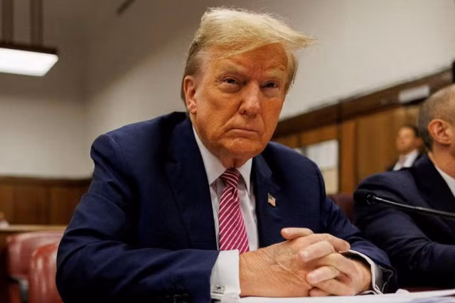 Ông Trump tại Tòa án Hình sự Manhattan ở New York hôm 19-4. Ảnh: Reuters