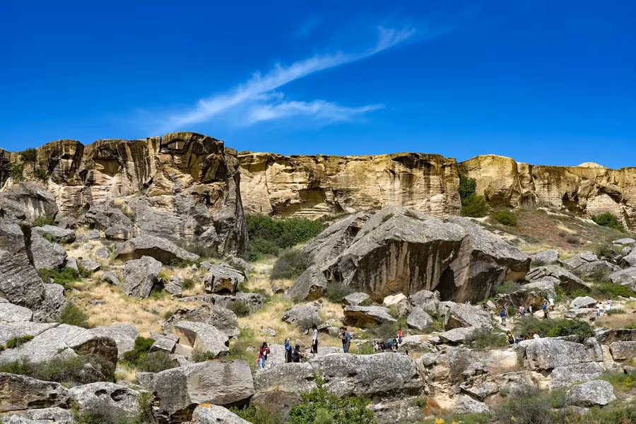 Không gian xung quanh bảo tàng ngoài trời Gobustan. Ảnh: Saru Không gian xung quanh bảo tàng ngoài trời Gobustan. Ảnh: Saru