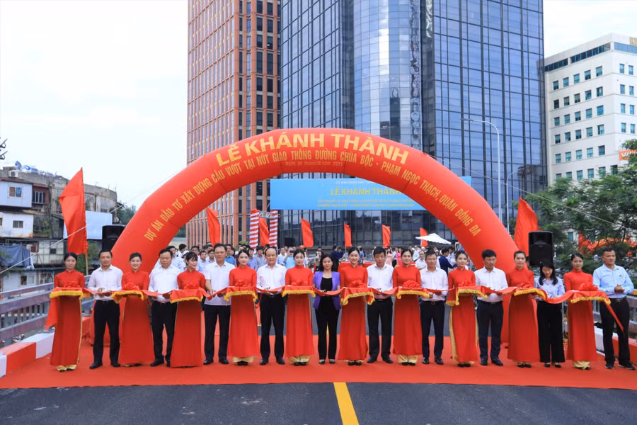 Lãnh đạo thành phố cắt băng khánh thành dự án. Ảnh: Hải Nguyễn