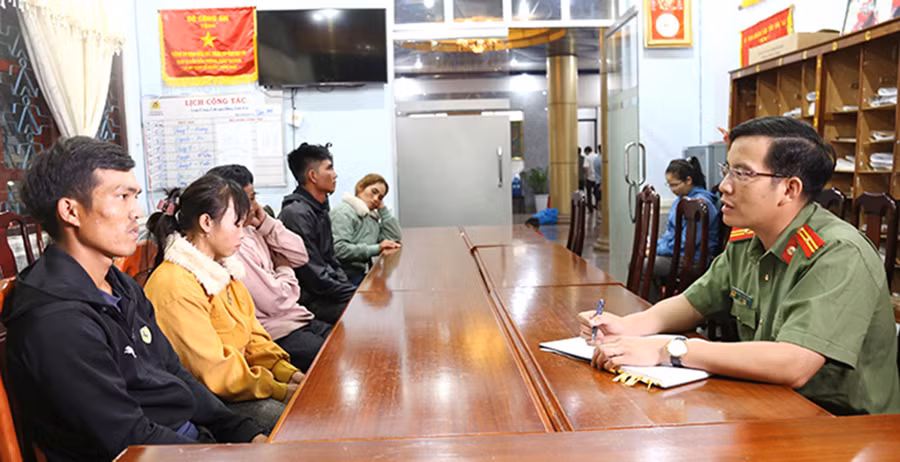 Cán bộ Công an tỉnh làm việc với các nạn nhân bị Siu H'Bẽo và các đối tượng khác lừa đảo vượt biên. Ảnh: Thiên Đăng Cán bộ Công an tỉnh làm việc với các nạn nhân bị Siu H'Bẽo và các đối tượng khác lừa đảo vượt biên. Ảnh: Thiên Đăng