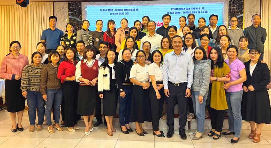 Cán bộ, công chức văn hóa-xã hội trong tỉnh tham gia tập huấn công tác bình đẳng giới. Ảnh: Đ.Y Cán bộ, công chức văn hóa-xã hội trong tỉnh tham gia tập huấn công tác bình đẳng giới. Ảnh: Đ.Y