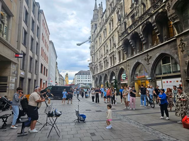 Khung cảnh vừa cổ kính vừa hiện đại ở trung tâm TP Munich - Đức. Ảnh: THÁI PHƯƠNG