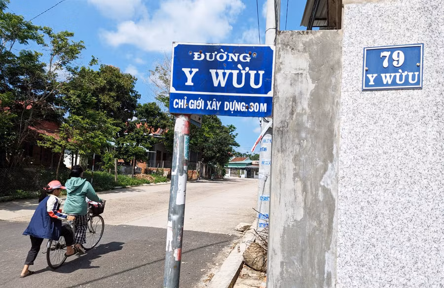 Bảng tên đường Y Wừu và biển số nhà ở thị trấn Kbang. Ảnh: N.Q.T
