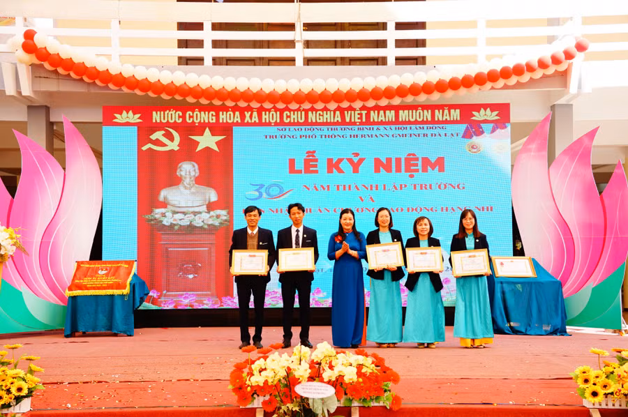 Đồng chí Lê Thị Thêu - Giám đốc Sở Lao động - Thương binh và Xã hội trao Giấy khen cho các cá nhân xuất sắc