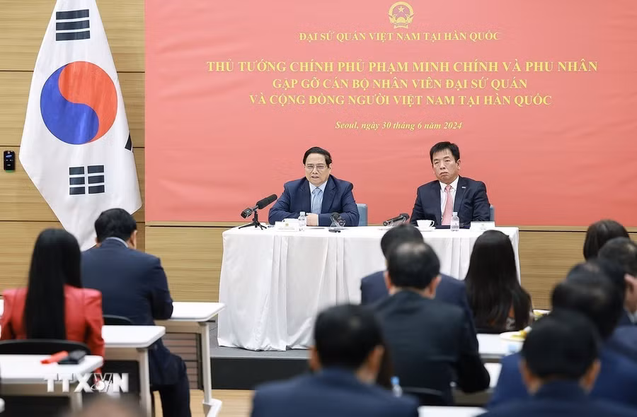 Thủ tướng Phạm Minh Chính phát biểu tại buổi gặp gỡ cán bộ, nhân viên Đại sứ quán và cộng đồng người Việt Nam tại Hàn Quốc. (Ảnh: Dương Giang/TTXVN)