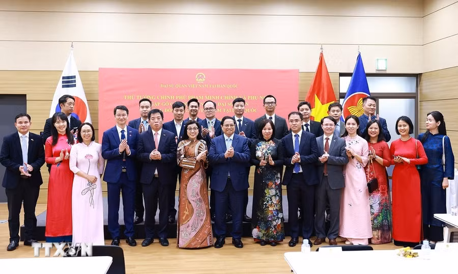 Thủ tướng Phạm Minh Chính và Phu nhân gặp gỡ cán bộ, nhân viên Đại sứ quán và cộng đồng người Việt Nam tại Hàn Quốc, chiều 30/6/2024 tại Thủ đô Seoul. (Ảnh: Dương Giang/TTXVN)