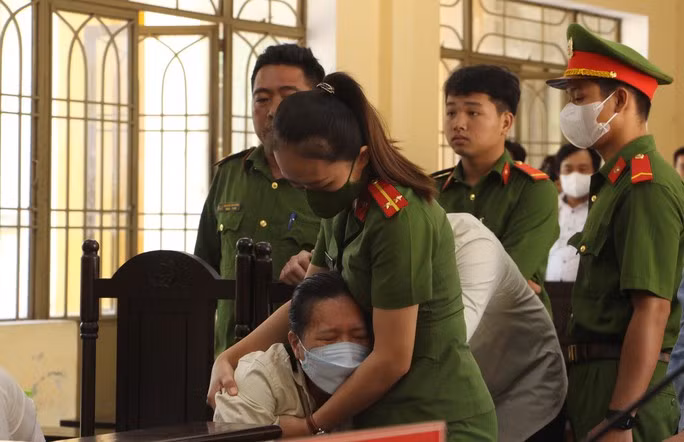 Bị cáo Trinh bật khóc khi nghe bị tuyên án chung thân