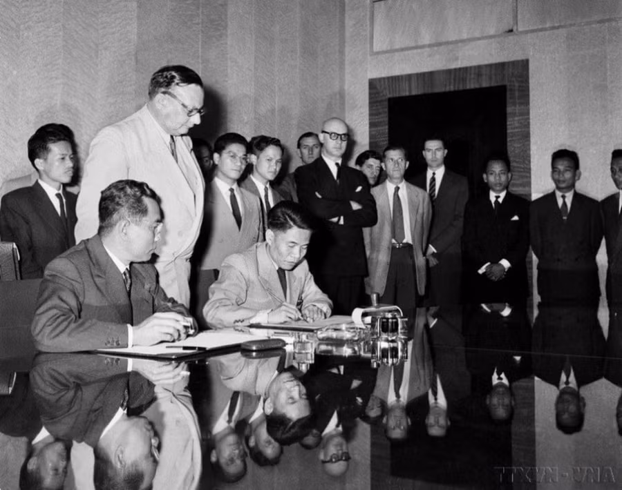 Vào lúc 24h ngày 20/7/1954 (giờ Geneva), tức sáng 21/7/1954 (giờ Hà Nội), Thứ trưởng Bộ Quốc phòng Tạ Quang Bửu thay mặt Chính phủ và Bộ Tổng Tư lệnh Quân đội Nhân dân Việt Nam ký Hiệp định đình chiến ở Việt Nam. (Ảnh: Tư liệu TTXVN) Vào lúc 24h ngày 20/7/1954 (giờ Geneva), tức sáng 21/7/1954 (giờ Hà Nội), Thứ trưởng Bộ Quốc phòng Tạ Quang Bửu thay mặt Chính phủ và Bộ Tổng Tư lệnh Quân đội Nhân dân Việt Nam ký Hiệp định đình chiến ở Việt Nam. (Ảnh: Tư liệu TTXVN)