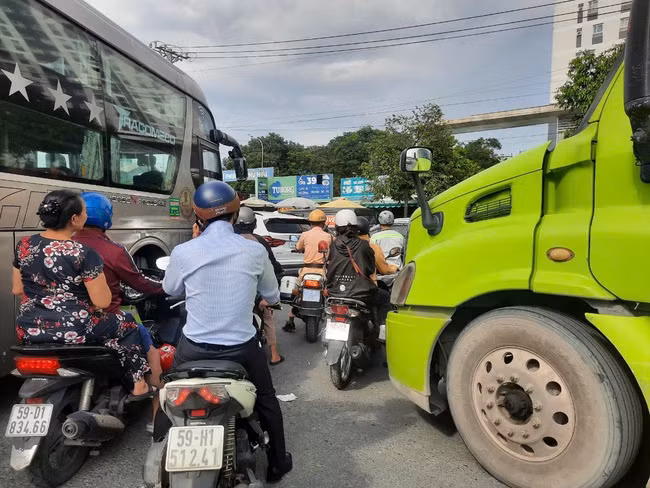 Người dân di chuyển vất vả. Người dân di chuyển vất vả.