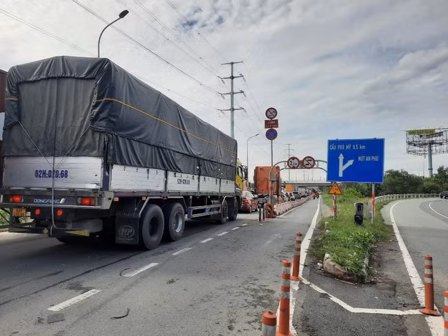 Các phương tiện di chuyển chậm. Các phương tiện di chuyển chậm.