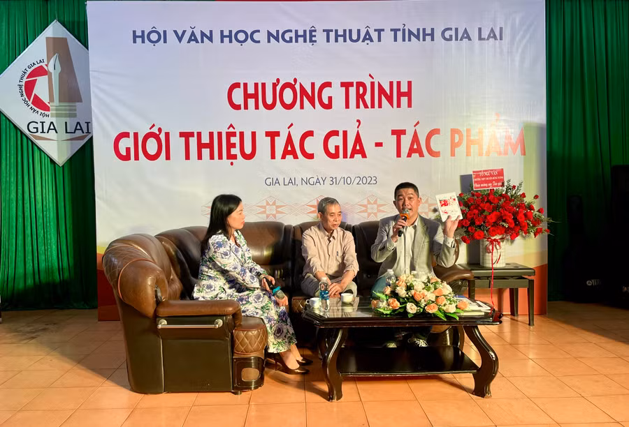Tác giả Đào An Duyên (bìa trái) và Tạ Chí Tào (ở giữa) tại chương trình giới thiệu tác giả, tác phẩm tối 31-10. Ảnh: P.D