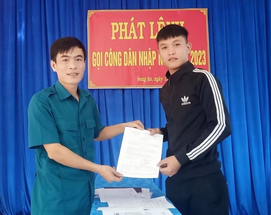 Hội đồng Nghĩa vụ quân sự xã Song An (thị xã An Khê) phát lệnh gọi nhập ngũ cho thanh niên. Ảnh: Ngọc Minh