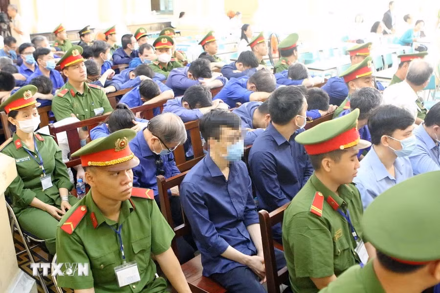 Các bị cáo tại phiên tòa ngày 3/4. (Ảnh: Thanh Vũ/TTXVN)