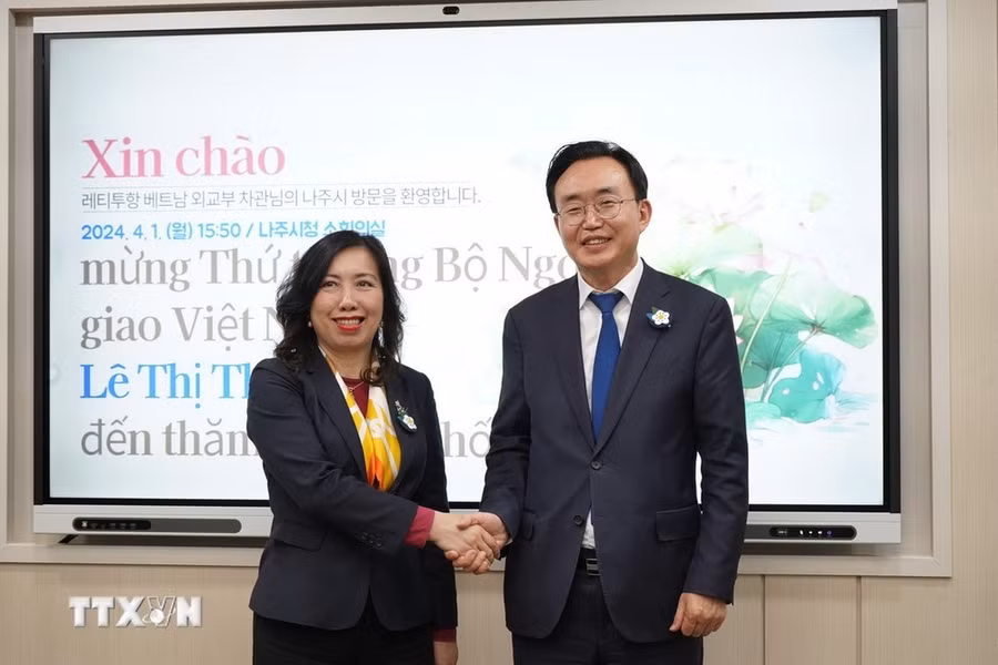 Thứ trưởng Bộ Ngoại giao Lê Thị Thu Hằng gặp Thị trưởng Naju, Bok Soo Kim. (Ảnh: TTXVN phát)