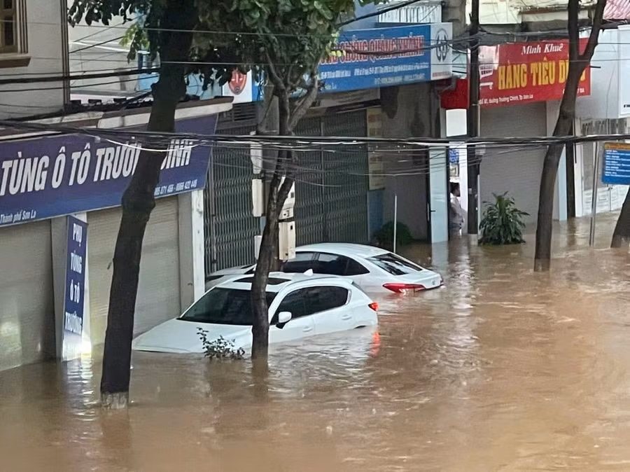 Mưa như trút biến đường thành sông ở TP Sơn La sáng 24-7.