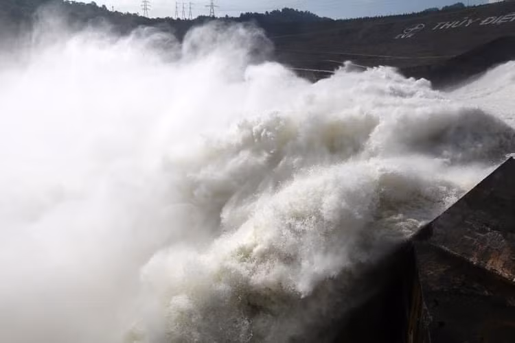 Xả lũ tại thủy điện Hòa Bình