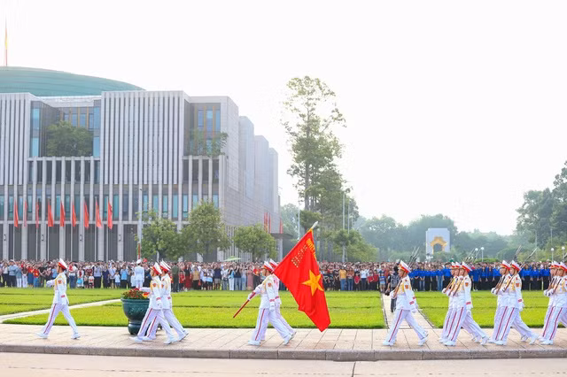 Đông đảo người dân có mặt tại Quảng trường Ba Đình để theo dõi nghi lễ thượng cờ