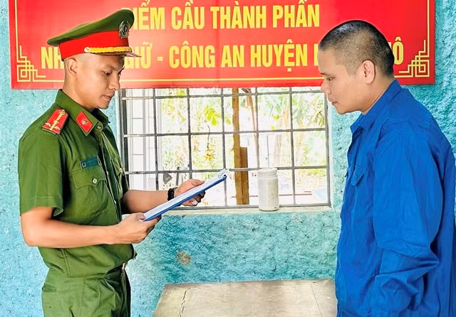 Cơ quan điều tra đọc lệnh khởi tố, bắt tạm giam Lê Công Toàn. Cơ quan điều tra đọc lệnh khởi tố, bắt tạm giam Lê Công Toàn.