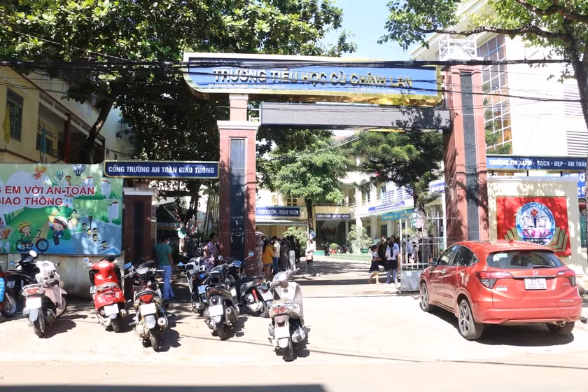 Rất đông phụ huynh học sinh bức xúc đối với cách giảng dạy, đánh giá xếp loại của cô giáo dạy môn Âm nhạc Nguyễn Đỗ Thị Bảo Trân. Ảnh: Quang Tấn