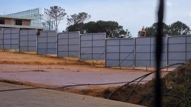 Khối nhà xây dựng không phép trong Đồi Cù Đà Lạt được rào chắn. Ảnh: Lâm Viên