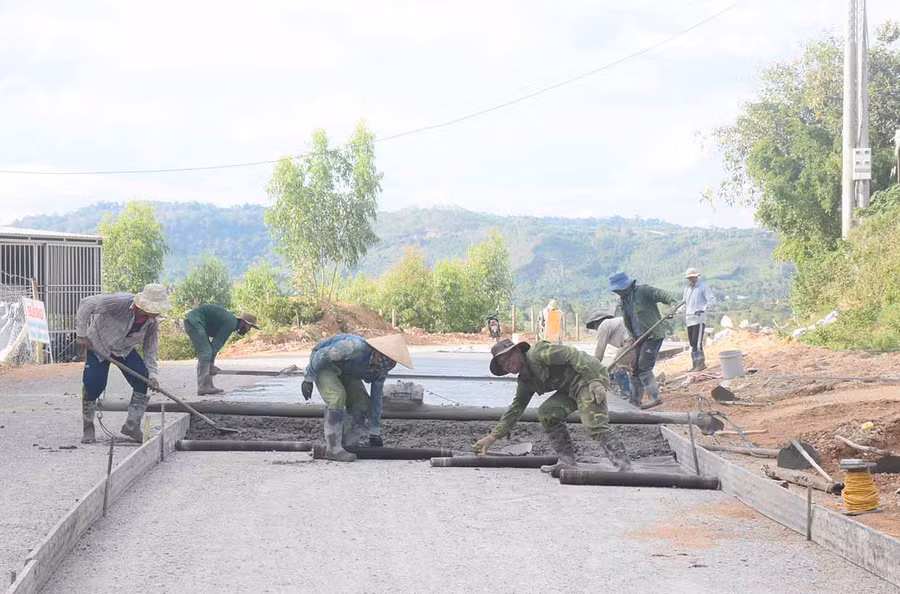Hạ tầng giao thông tại các làng nông thôn mới của huyện Kbang được đầu tư ngày càng khang trang. Ảnh: Minh Nguyễn