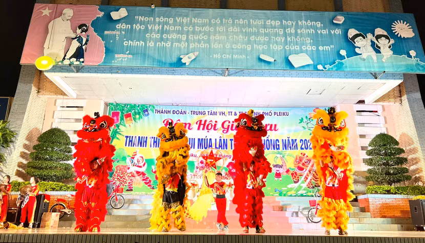 Tối 23-9, tại Nhà Thiếu nhi TP. Pleiku (tỉnh Gia Lai), Thành Đoàn Pleiku phối hợp cùng Trung tâm Văn hóa-Thông tin và Thể thao TP. Pleiku tổ chức đêm hội giao lưu “Thanh thiếu nhi vui múa lân truyền thống” năm 2023. Ảnh: Minh Nhật Tối 23-9, tại Nhà Thiếu nhi TP. Pleiku (tỉnh Gia Lai), Thành Đoàn Pleiku phối hợp cùng Trung tâm Văn hóa-Thông tin và Thể thao TP. Pleiku tổ chức đêm hội giao lưu “Thanh thiếu nhi vui múa lân truyền thống” năm 2023. Ảnh: Minh Nhật
