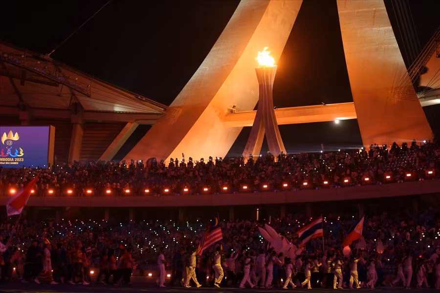 Ngọn đuốc SEA Games lần lượt được truyền tay bởi Jessa Khan, Keng Le, Chov Shotheara, Khun Dima và Sorn Seavmey - những niềm tự hào của thể thao Campuchia, trước khi được đưa lên đài lửa theo cách ấn tượng, độc đáo đúng như lời hứa của Ban tổ chức.