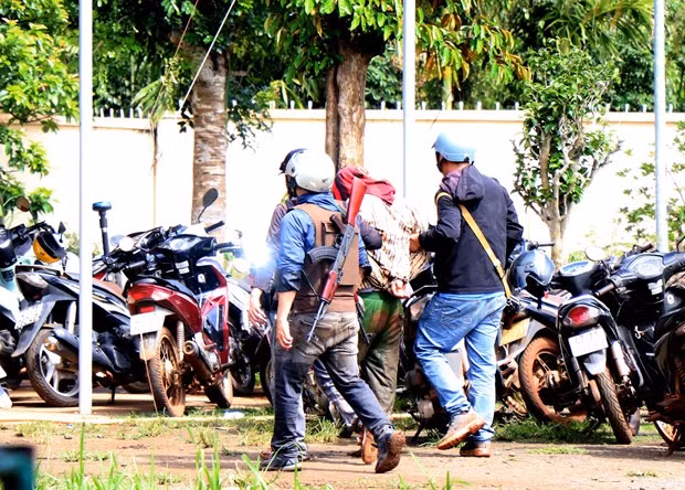 Công an dẫn giải các đối tượng nghi can trong vụ dùng súng tấn công trụ sở Ủy ban Nhân dân 2 xã ở Đắk Lắk. (Ảnh: Hưng Thịnh/TTXVN)