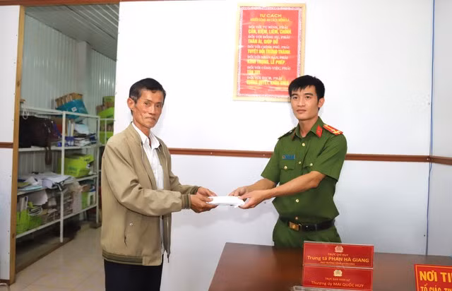 Ông Nhơn đến Công an P.1 (Bảo Lộc) giao nộp 37 triệu đồng. Ảnh: CTV